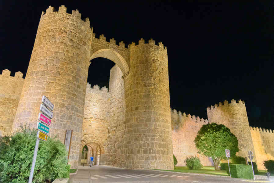 Ávila - muralla 8 - Puerta de San Vicente.jpg